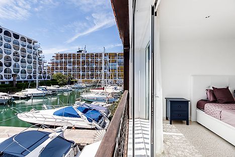 Casa reformada con vista al canal y en segunda línea de mar en alquiler vacacional en Empuriabrava