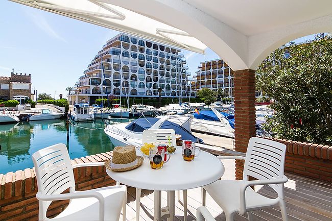 Casa reformada con vista al canal y en segunda línea de mar en alquiler vacacional en Empuriabrava