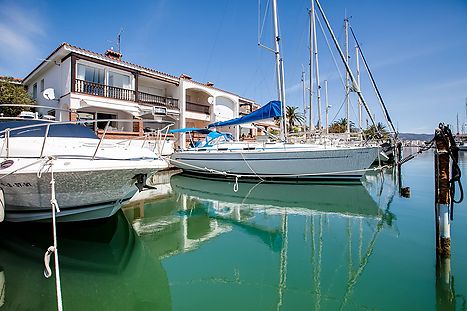 Maison rénovée avec vue sur le canal et deuxième ligne de mer en location de vacances a Empuriabrava