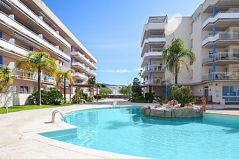 Venta de apartamento barato con piscina comunitaria en Roses