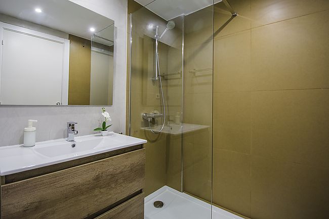 Immobiliaria en Rosas con apartamento para vender al canal. Costa Brava