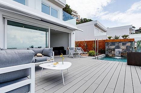 Preciosa casa d'obra nova amb vistes al mar 