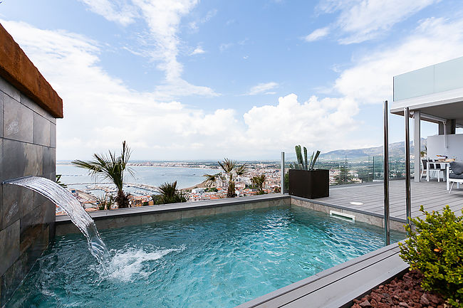 Preciosa casa d'obra nova amb vistes al mar 