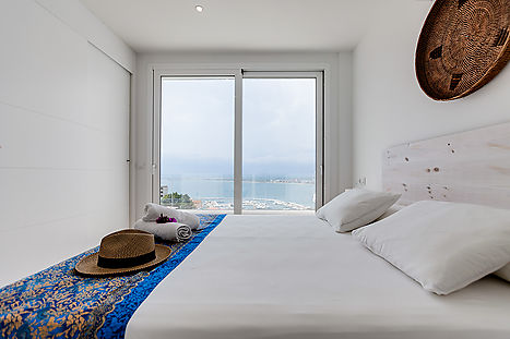 Preciosa casa d'obra nova amb vistes al mar 