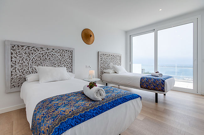 Preciosa casa d'obra nova amb vistes al mar 