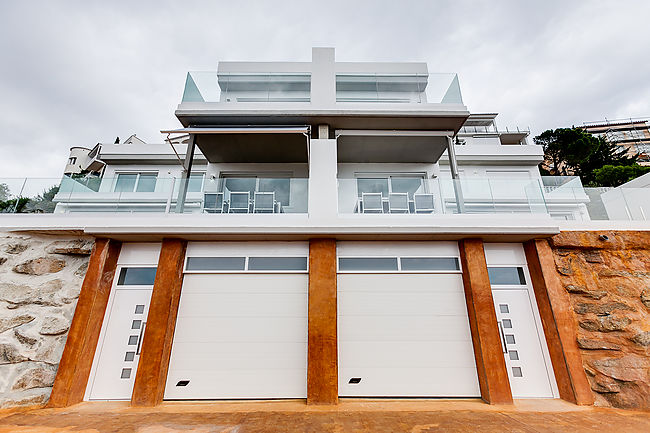 Preciosa casa d'obra nova amb vistes al mar 