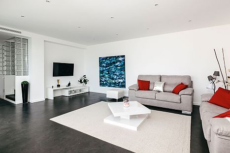 Sala de estar amplia con tv plasma