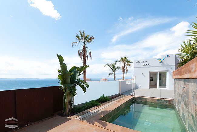 Comprar casa con piscina y vista al mar en Rosas