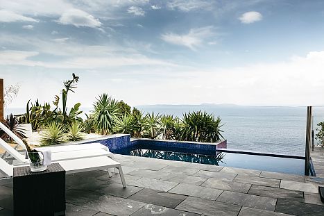 Terraza con piscina, vista al mar y un buen champagne