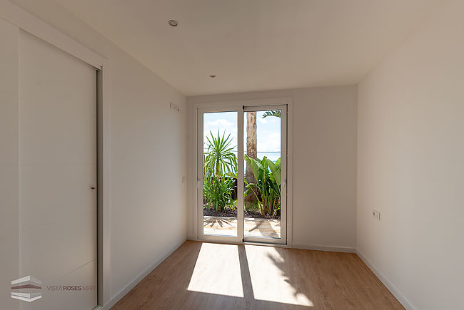 Habitación de matrimonio con terraza vistas al mar en Rosas. Oportunidad para comprar!