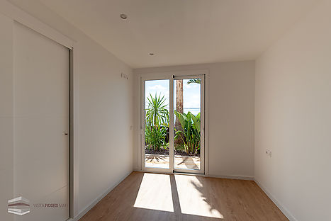 Habitación de matrimonio con terraza vistas al mar en Rosas. Oportunidad para comprar!