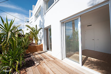 Habitaciones conectadas por la terraza en Rosas. Canyelles petites playa