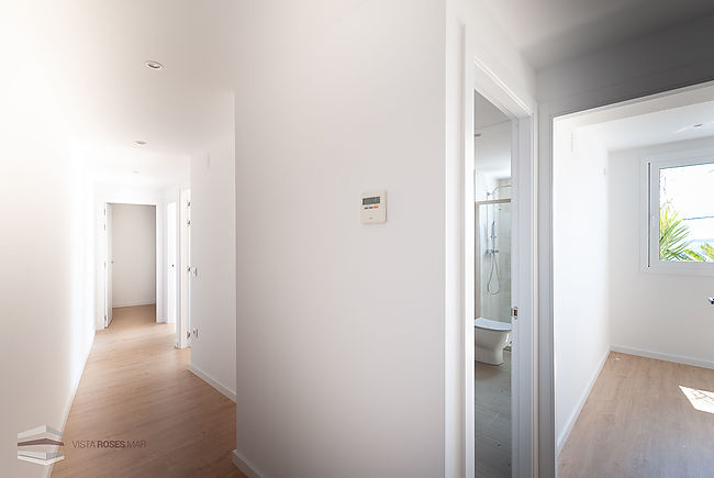 Casa en venta con habitaciones luminoasas orientacion sur en Roses