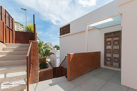 escalera de entrada con ascensor en la casa en venta en Rosas