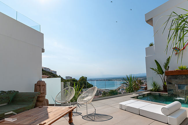 Buy luxury home with pool in Rosas. Spain