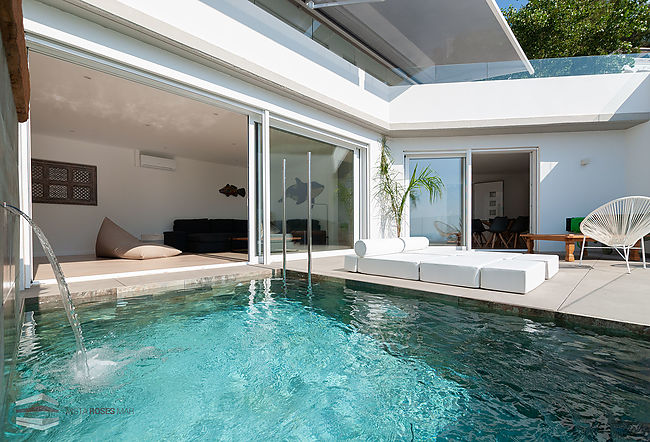 Casa en venda amb piscina d'obra nova a Roses. Canyelles petites platja