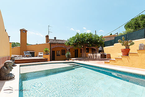 Casa rural amb piscina en venda a l'Empordà