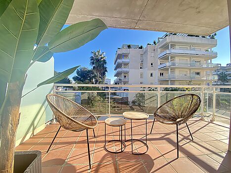 Apartament ampli de dos dormitoris amb vistes a la piscina