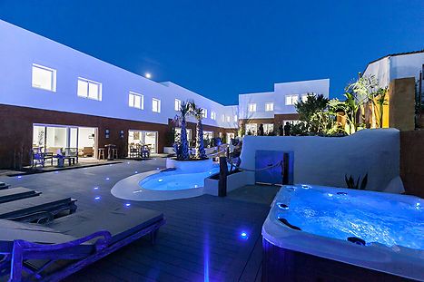 Villa Batik - 9 Casas de estilo balines con piscina y jacuzzi en Roses