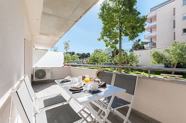 Apartamento totalmente reformado con piscina comunitaria