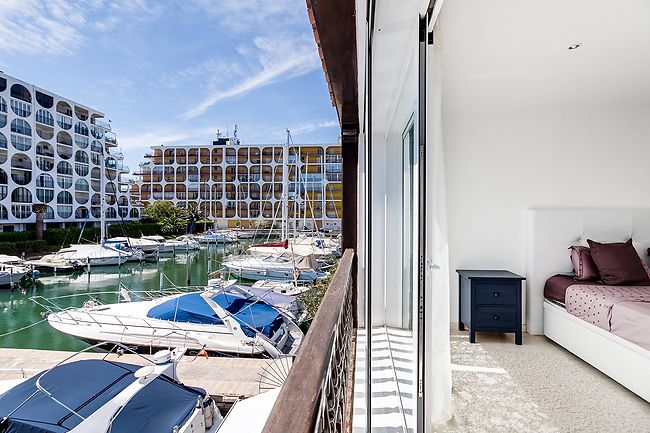 House with mooring for sale in Empuriabrava. Salins canal views