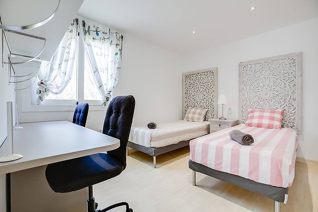 Buy renovated two bedrooms villa on the canal in Empuriabrava marina.