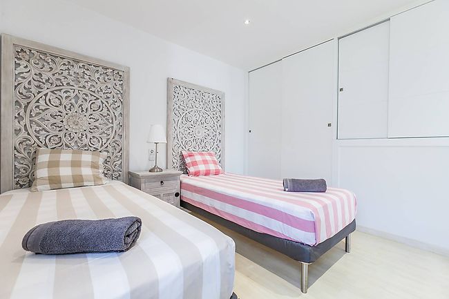 house for sale with two exterior bedrooms and sea views in Empuriabrava