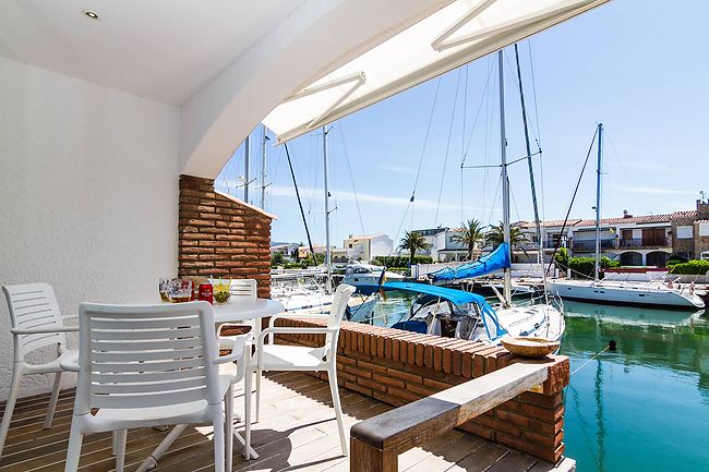 House for sale with south terrace on the canal in Empuriabrava