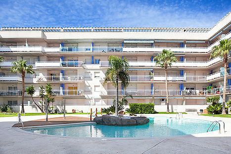 Appartement spacieux de deux chambres avec vue sur la piscine