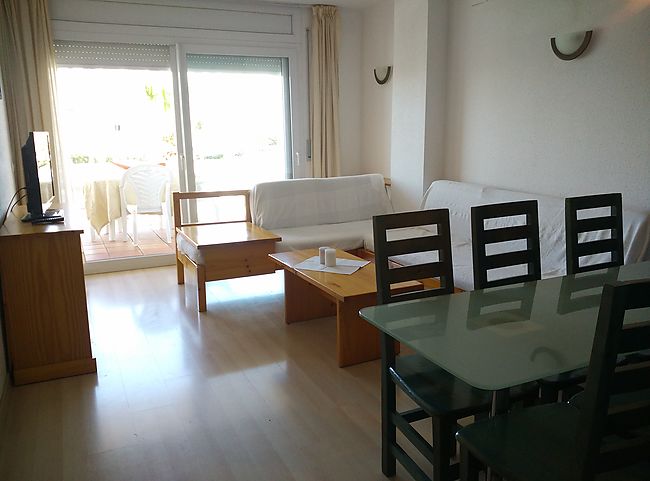 Apartamento amplio de dos dormitorios con vistas a la piscina