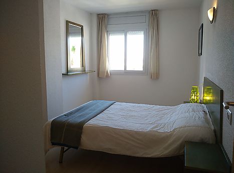 Apartamento amplio de dos dormitorios con vistas a la piscina